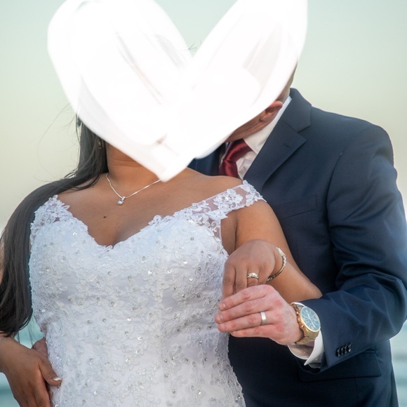 Beautiful wedding dress. size 14-18 - Picture 8 of 13